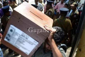 කුරූණෑගල තැපැල් ඡන්ද පෙට්ටි ගණන් කිරීමේ මධ්‍යස්ථාන වෙත..