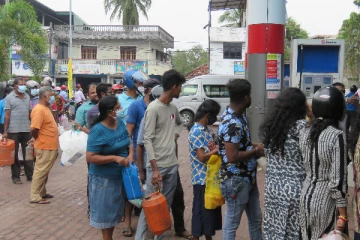 எரிபொருளை பெற வாகனங்களும் மண்ணெண்ணெய்யைப் பெற மக்களும் நீண்ட வரிசையில் காத்திருப்பு(Photos)