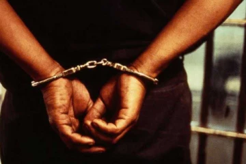 50 கண்ணீர் புகை குண்டுகளுடன் ஒருவர் கைது
