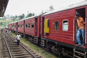 ரயில் மிதி பலகையில் பயணித்த இளைஞருக்கு நேர்ந்த கதி