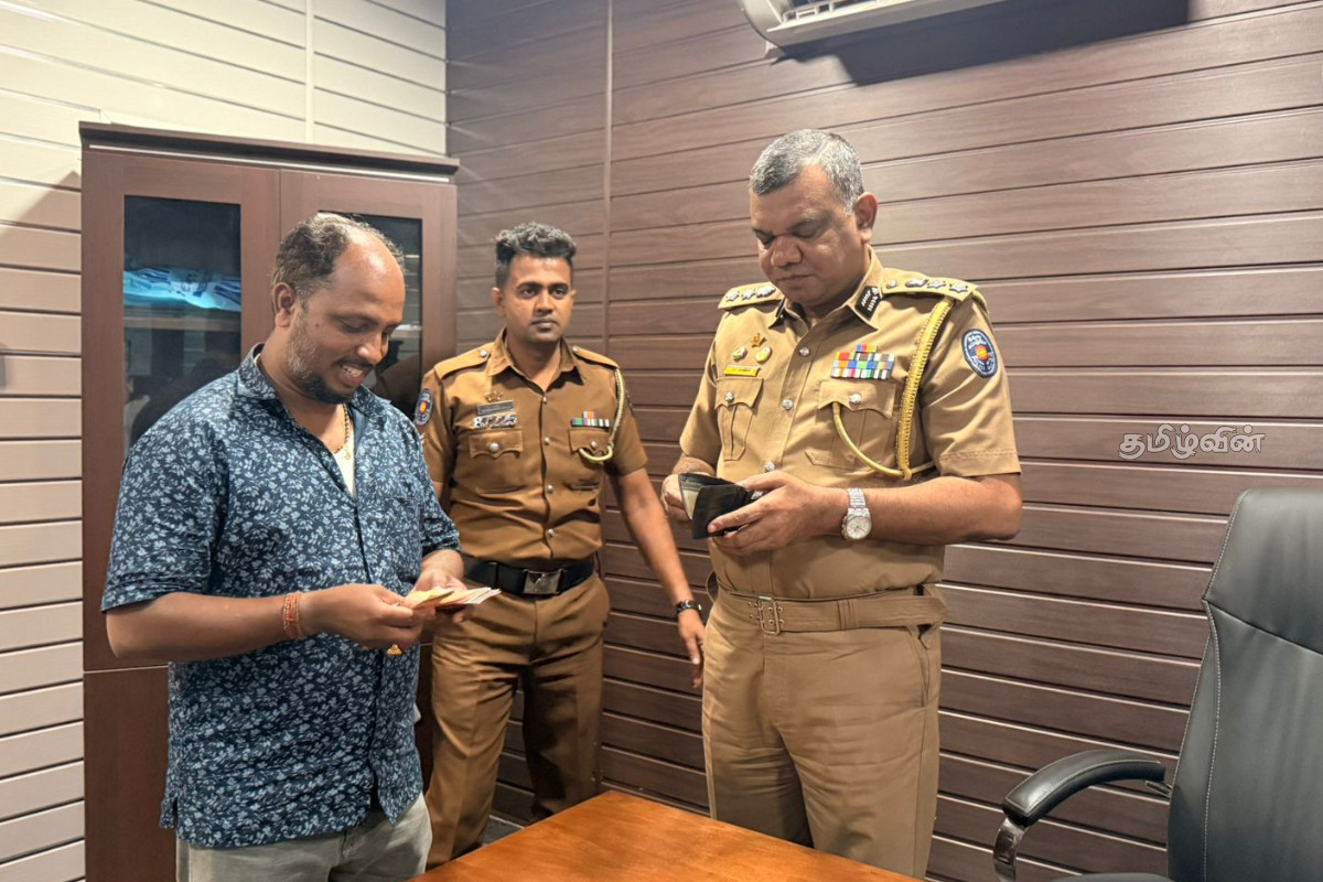 30 ஆயிரம் பணத்துடன் பையை தொலைத்த நபருக்கு பொலிஸார் கொடுத்த அதிர்ச்சி! | Police Assist Man Who Lost Bag Containing 30 000