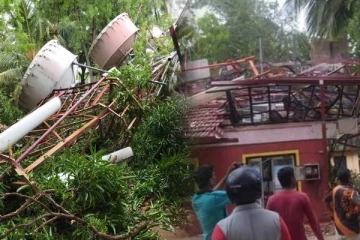 திடீரென சரிந்து விழுந்த தொலைத்தொடர்பு கோபுரம்! ஐவர் படுகாயம்(Video)