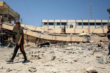 காசாவில் பாடசாலை மீது இஸ்ரேல் நடத்திய தாக்குதலில் 12 பேர் பலி