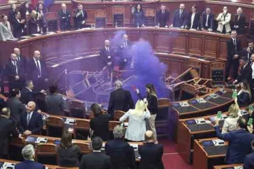 நாடாளுமன்றில் புகைக்குண்டால் பதற்றம்!