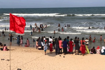 நீரில் மூழ்கி காணாமல் போன இளைஞர்கள்