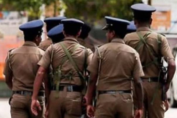 நிலாவெளி கடலில் அலையில் அடித்துச் செல்லப்பட்ட வவுனியா சிறுவர்கள் மீட்பு | Four Who Went To Sea In Nilaveli Are Rescued