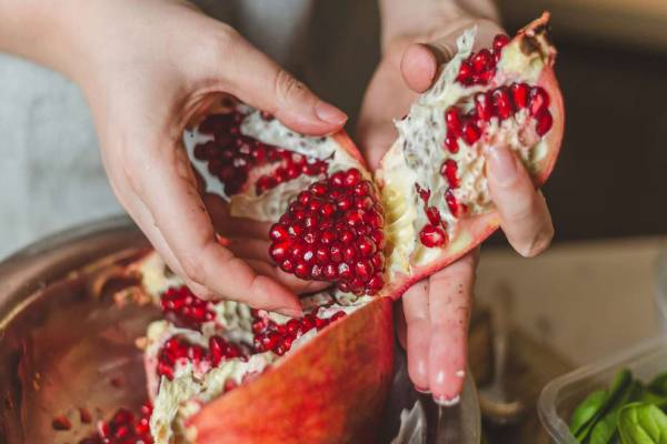 பொலிவிழந்த அழகுக்கு மீள் வாழ்வு கொடுக்கும் மாதுளம் பழ எண்ணெய்- வீட்டிலேயே செய்யும் எளிய வழி | Does Pomegranate Oil Increase Beauty