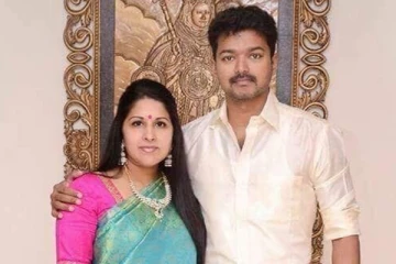 மனைவியுடன் தீபாவளி கொண்டாடிய விஜய்.. வெளிவந்த புகைப்படம் இதோ