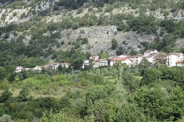 இத்தாலி மலை கிராமத்தில் நெகிழ்ச்சி! 30 ஆண்டுகளுக்கு பின்னர் மழலைச் சத்தம்.. | Italy Mountain Village Welcome First Baby 30 Years