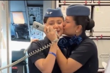 ஒரே விமானத்தில் பணிப்பெண்கள்.! அன்னையர் தினத்தில் நடுவானில் தாயை நெகிழவைத்த மகள்