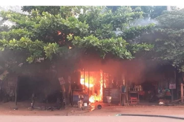 முல்லைத்தீவு - முத்துஐயன்கட்டில் தீ விபத்து! இரு கடைகள் முற்றாக சேதம்