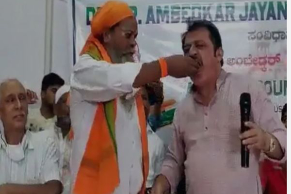 தலித் தலைவரின் வாயிலிருந்து உணவை எடுத்து சாப்பிட்ட எம்எல்ஏ - நெகிழ்ச்சி சம்பவம்! | Zameer Ahmed Khan Eats Sweet From Dalit Leader