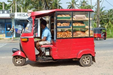 கொள்வனவு செய்த பாணில் இருந்த பொருள்; வாங்கியவருக்கு அதிர்ச்சி!