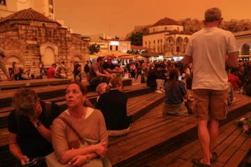 ஒரேஞ் நிறத்திற்கு மாறிய கிரேக்கத்தின் தலைநகரம்!