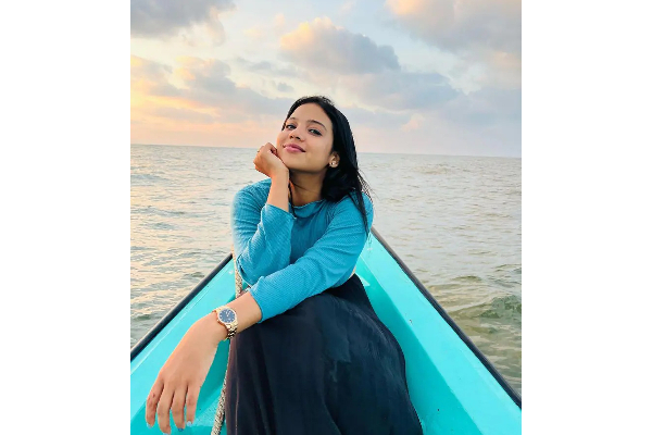 மடியில் அமர வைத்து அரங்கேறிய கொடுமை! சிம்புவை காதலிக்கும் பிரபல நடிகையின் குமுறல்
