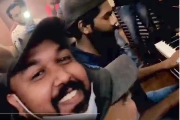 இலங்கை ஜனாதிபதி மாளிகைக்குள் பியானோ வாசித்து பாடிய ஆர்ப்பாட்டக்காரர்கள்! வைரல் வீடியோ