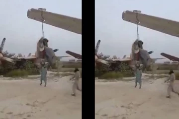 விமான இறக்கையில் ஊஞ்சல் கட்டி விளையாடும்  தலீபான்கள்; வைரல் காணொளி