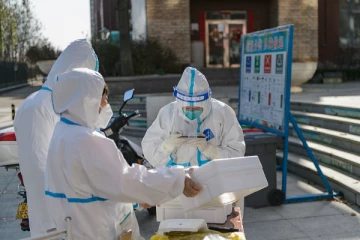 திடீரென 1500 மாணவர்களை விடுதி -  ஓட்டல்களில் அடைத்து வைத்த சீனா!