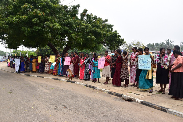 அத்தியாவசிய மருந்துத் தேவைகளை போராட்டத்தின் மூலம் ரணிலுக்கு உணர்த்தும் தாயக மக்கள்! | Essential Medicines Peoples Protest Mannar Ranil