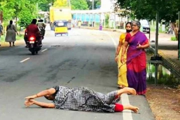 மக்களுக்காக அங்கப்பிரதட்சணம் செய்த ஆந்திர பெண்! வைரலாகும் வீடியோ