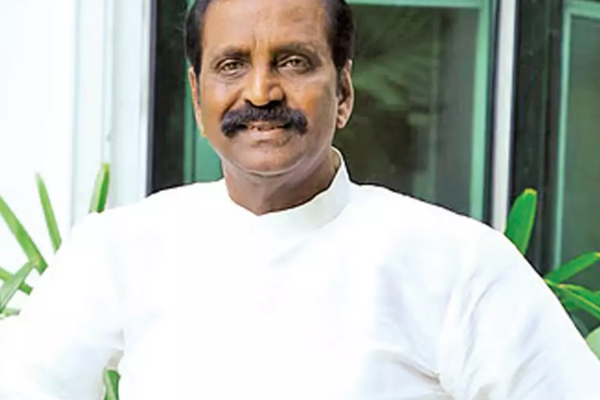 கவிஞர் வைரமுத்து மீது செருப்பு வீசியதால் பரபரப்பு | Slipper Thrown On Kavignar Vairamuthu கவிஞர் வைரமுத்து மீது செருப்பு வீசியதால் பரபரப்பு | Slipper Thrown On Kavignar Vairamuthu