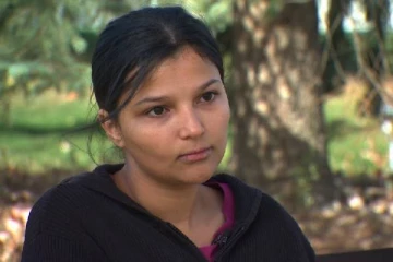 கனேடிய அதிகாரிகள் முன்பு கத்தியால் தாக்கிக்கொண்ட அகதியால் பரபரப்பு