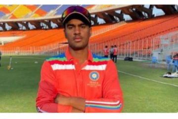 "கனவெல்லாம் பலிக்குதே, கண் முன்னே நடக்குதே" - சாதாரண மளிகை கடைக்காரரின் மகன் இன்று இந்திய கிரிக்கெட் அணியில் !