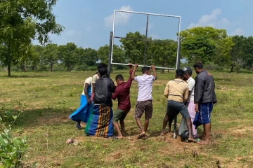 துயிலும் இல்லத்தில் பாரிய ஆர்ப்பாட்டம் - உடைத்தெறியப்பட்ட பெயர் பலகை (video)