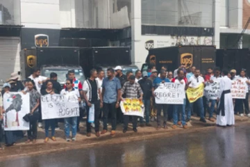 හෝටලයක මුවාවෙන් ඉදිවන සිමෙන්ති කර්මාන්තශාලාවට එරෙහිව ජනතාව පාරට