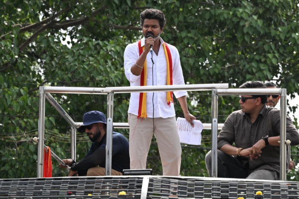 இறந்தவர்களின் குடும்பத்திற்கு பணத்தாசை காட்டியுள்ள தவெக - திமுக கடும் விமர்சனம் | Dmk Slams Vijay Doing Politics By Karur Stampede
