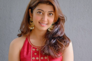 நடிகை ப்ரணிதாவா இப்படி.. நீச்சல் உடையில் உச்சகட்ட கிளாமர்