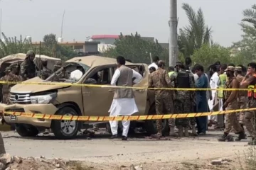 ராணுவ வாகனம் மீது வெடிகுண்டு தாக்குதல் நடத்திய மர்மநபர்கள்: 1 பலி! 8 பேர் படுகாயம்