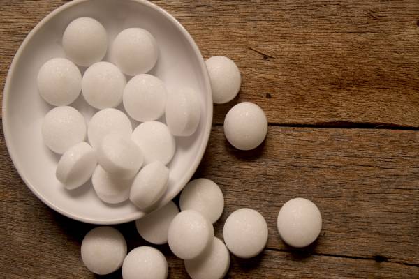 Naphthalene Balls: இனி போடாதீங்க.. ஆபத்தை விலைக்கு வாங்கச் செய்யும் நாப்தலீன் உருண்டை | Side Effects Of Using Naphthalene Balls At Home