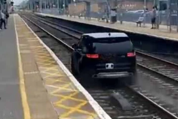 தண்டவாளத்தில் ரயிலுக்கு பதில் ஓடிய கார் - நிறுத்தப்பட்ட 66 ரயில்கள்