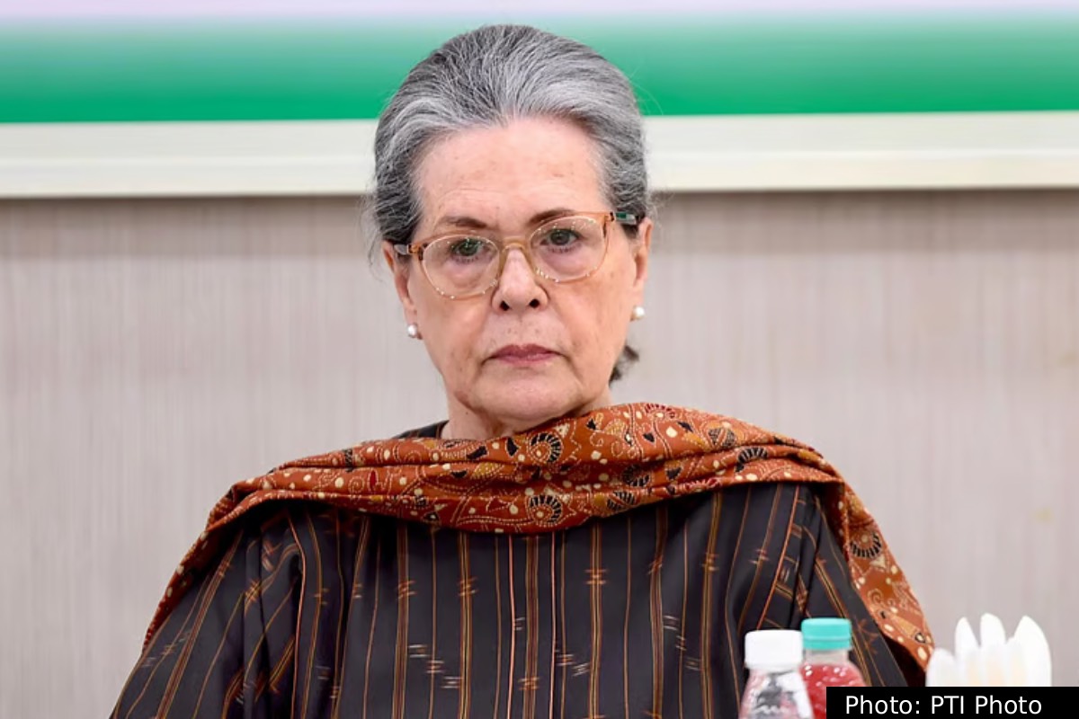 சோனியா காந்தி மருத்துவமனையில் அனுமதி: நலம் விசாரித்தார் ராகுல் காந்தி | Congress Leader Sonia Gandhi Hospitalised