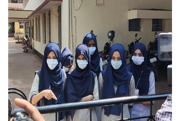 "ஒரு பெண் என்ன உடை அணிய வேண்டும் என்பதை முடிவு செய்வது அவளின் உரிமை" - ஹிஜாப் சர்ச்சை குறித்து பிரியங்கா காந்தி ட்வீட் | Priyanka Gandhi Tweets About Hijab Controversy