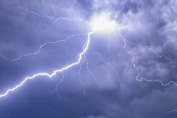 2 மணிநேரத்தில் தொடர்ந்து 61 ஆயிரம் மின்னல்கள்: 12 பேர் பலியான பரிதாபம்