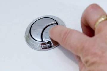 டாய்லட்டில் ஃப்ளஷ் பண்ணும் இத கவனிச்சீங்களா? இனி தெரியாமல் கூட பண்ணாதீங்க