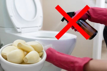 ஒரு பல் பூண்டு இருந்தால் போதும்... ஒரே இரவில் Bathroom பளபளக்குமாம்!