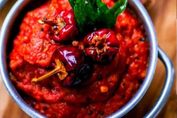 சின்ன வெங்காயத்தை நறுக்கி, நல்லெண்ணெயில் தாளித்து… சூப்பரான சட்னி இப்படி செய்யுங்க!