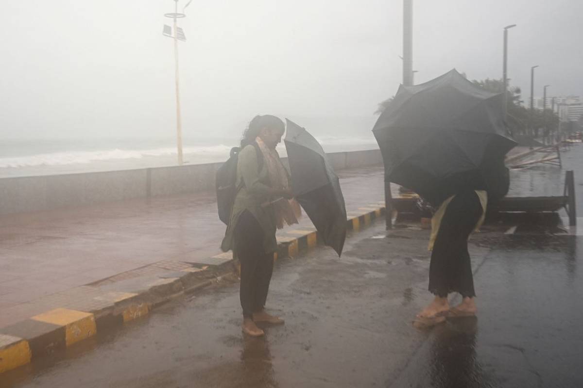 இந்தியாவைத் தாக்கிய அர்னாப் புயல்: 7 பேர் பலி - பலர் பாதிப்பு | Cyclone Arnab Hits India 7 Dead இந்தியாவைத் தாக்கிய அர்னாப் புயல்: 7 பேர் பலி - பலர் பாதிப்பு | Cyclone Arnab Hits India 7 Dead