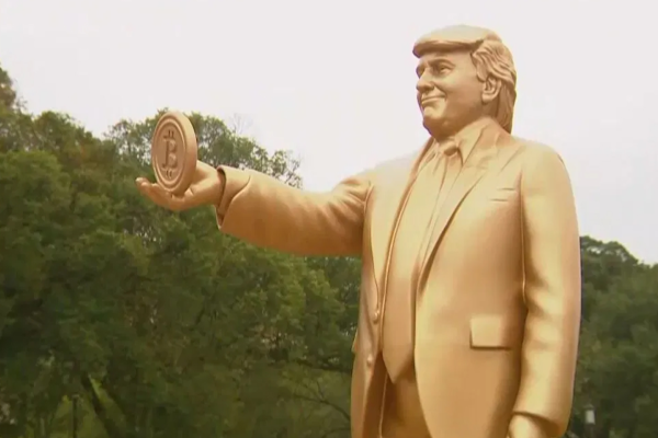 கிரிப்டோ கரன்சியுடன் ட்ரம்பிற்கு தங்க சிலை | Golden Trump Statue Unveiled With Crypto