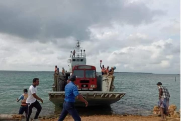 அனலைதீவு மக்களின் போக்குவரத்திற்காக பேருந்து வழங்கி வைப்பு (PHOTOS)