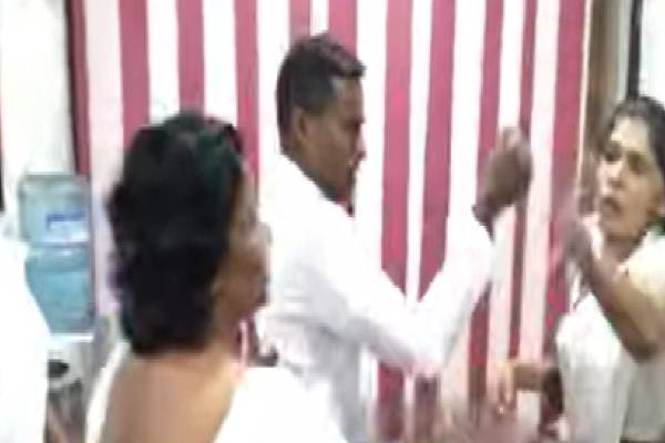 நிவாரண நிதியில் சர்ச்சை ; கம்பளை பிரதேச சபைக் கூட்டத்தில் அமைதியின்மை | Unrest At Gampola Pradeshiya Sabha Meeting