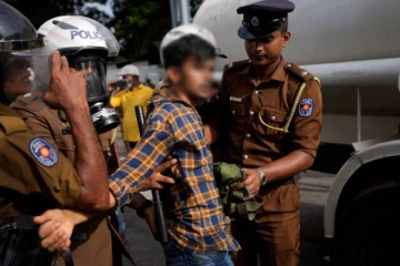 சிறுமி குளிப்பதை காணொளியாக பதிவு செய்த இளைஞன்..! அயலவர்களால் மடக்கி பிடிப்பு - யாழில் சம்பவம்
