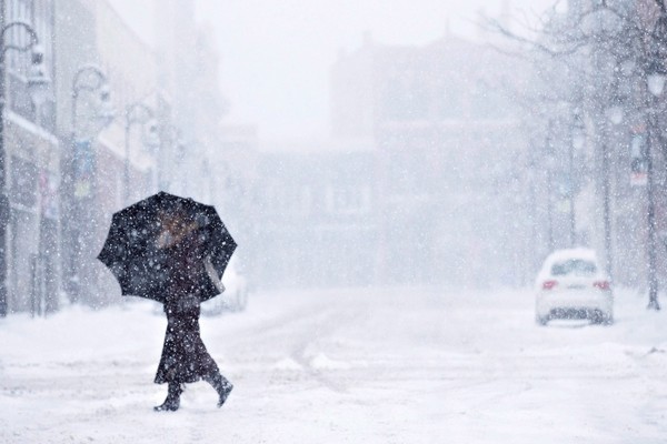 கனடாவில் ஆயிரக் கணக்கான மக்கள் தொடர்ந்தும் இருளில் | Canada Winter Storm 1 6698203