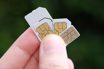 சிம்(SIM) கார்டில் ஒருமுனை மட்டும் வெட்டப்பட்டிருப்பது ஏன்? காரணம் இதோ