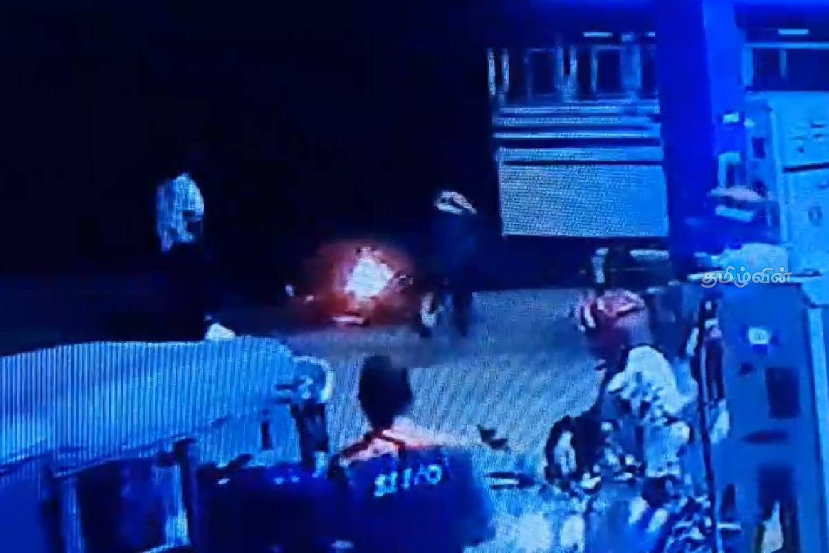 மூதூரில் தீப்பற்றி எரிந்த மோட்டார் சைக்கிள் | Motorcycle Caught Fire After Refueling In Muthur