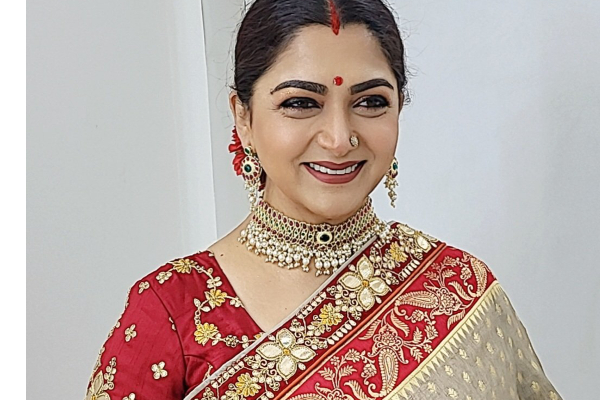 இரட்டை அர்த்தத்தில் மெசேஜ் செய்த நபர்!! செருப்பு சைஸ் பத்தி கூறி பதிலடி கொடுத்த 52 வயது நடிகை | Man Who Deleted The Double Meaning Comment Kushboo