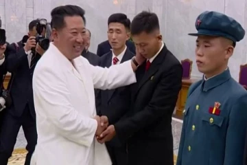 அதிபர் கிம் ஜோங் இளைஞர்களுக்கு நேரில் பாராட்டு